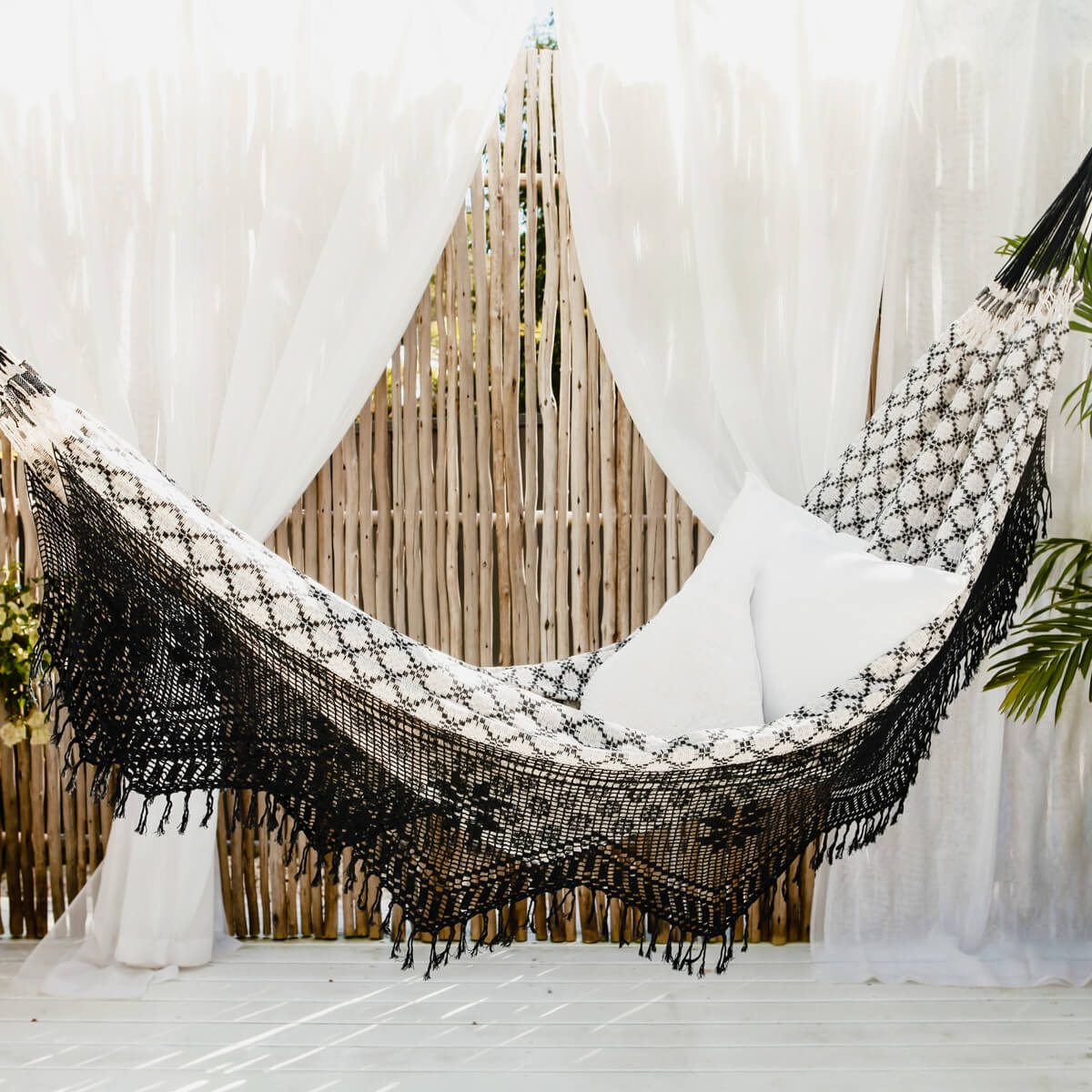 braz810-black-white-double-elegant-authentic-brazilian-cotton-hammock-beautiful-fringing-04.jpg